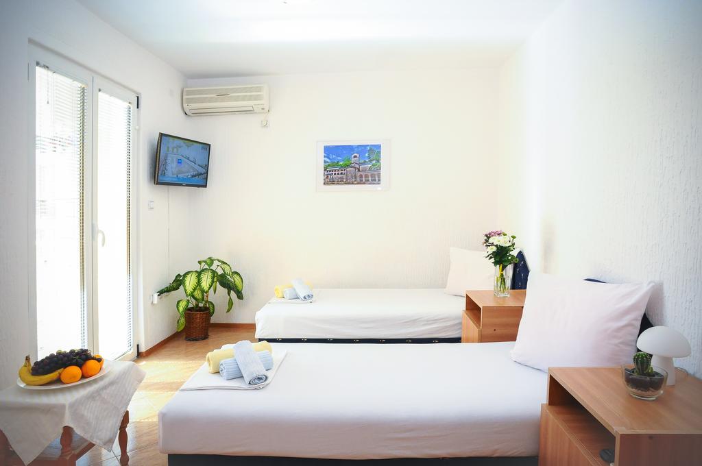 Budva Inn Guest House Rum bild